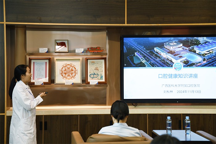 刘秋林医师进行口腔健康科普讲座（调整）.jpg