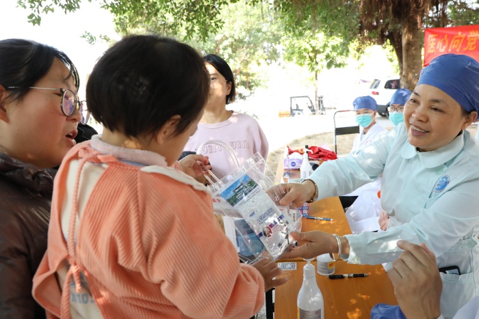 医心向党 “颌”你同行——公司口腔颌面外科党支部开展健康口腔义诊进社区活动 第 3 张