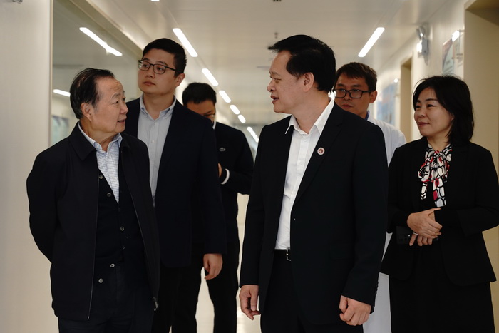 【90周年校庆】赵铱民院士莅临广西口腔颌面修复与重建研究重点实验室参观并指导工作 第 4 张