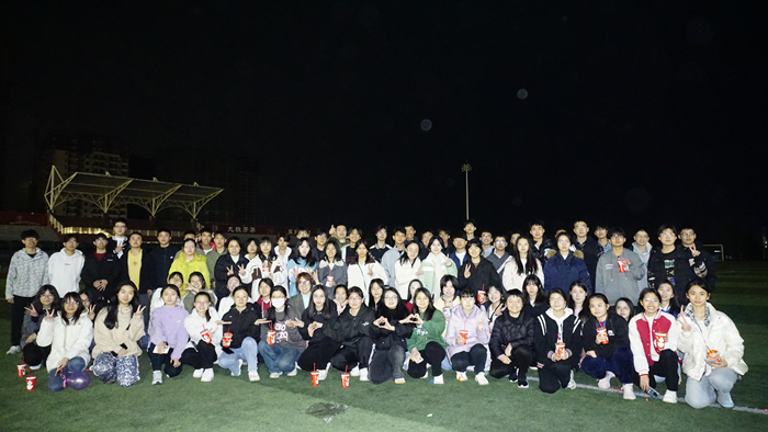 ​待到春来三月八，漫天开满美人花 ——william威廉英国官网举行本科生“三七” 女生节送花活动 第 1 张