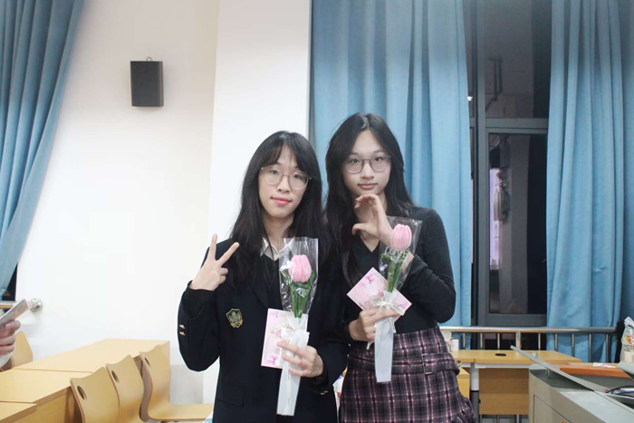 ​待到春来三月八，漫天开满美人花 ——william威廉英国官网举行本科生“三七” 女生节送花活动 第 2 张