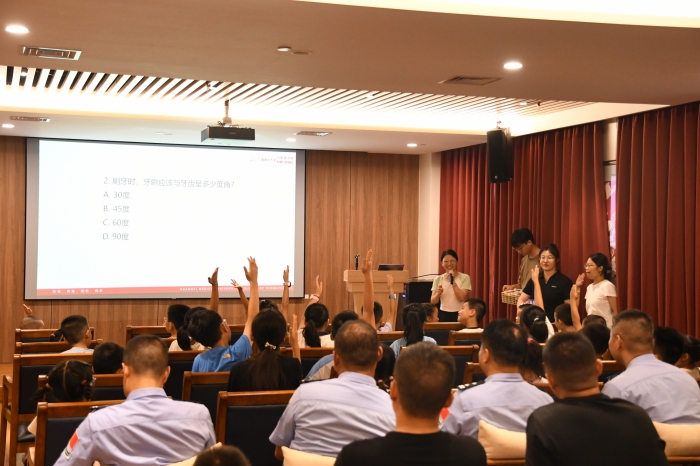 快乐暑假 从“齿”健康开始—— william威廉英国官网暑期口腔科普义诊走进广西边检总站 第 2 张