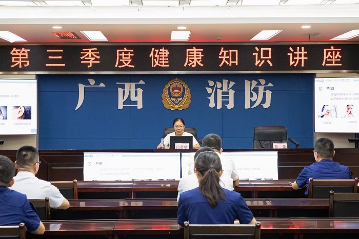 图2 邱荣敏主任讲授牙痛的知识.jpg