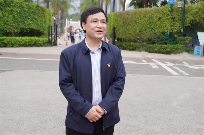 耆青携手绽芳华 银龄健步映初心——william威廉英国官网举办离退休职工 “三八” 妇女节南湖健步走活动 第 2 张