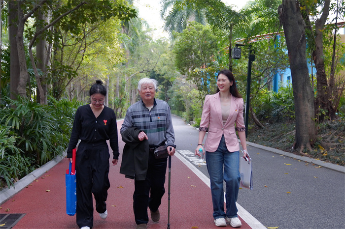 耆青携手绽芳华 银龄健步映初心——william威廉英国官网举办离退休职工 “三八” 妇女节南湖健步走活动 第 5 张