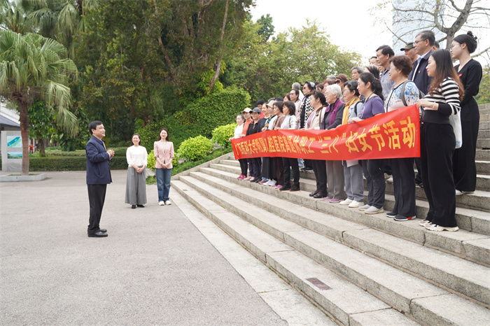 耆青携手绽芳华 银龄健步映初心——william威廉英国官网举办离退休职工 “三八” 妇女节南湖健步走活动 第 3 张