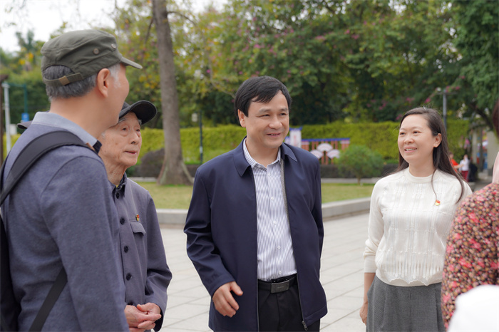 耆青携手绽芳华 银龄健步映初心——william威廉英国官网举办离退休职工 “三八” 妇女节南湖健步走活动 第 4 张