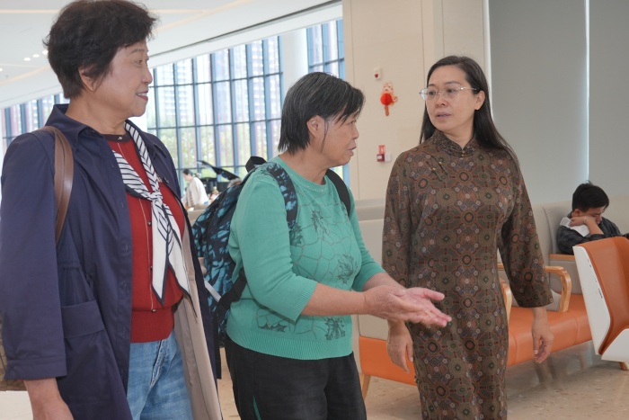 6 工会主席、副经理卢小玲带领老同志参观门诊楼_1.JPG