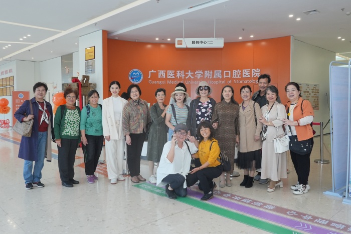 9 参观五象院区门诊并合影_1.JPG