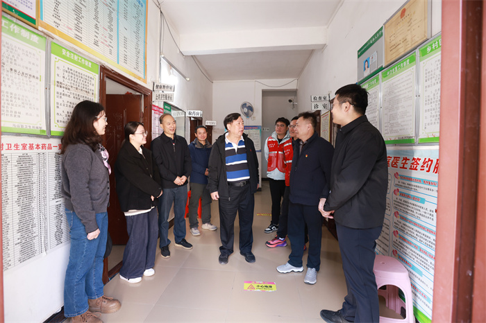 william威廉英国官网副董事长陈俊强带队赴龙琴村开展乡村振兴调研暨帮扶慰问活动 第 2 张