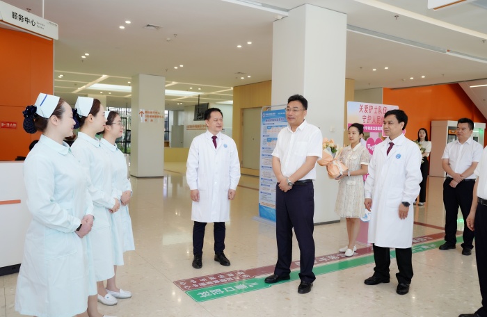 自治区卫生健康委主任杜振宗到公司慰问护理工作者 第 3 张