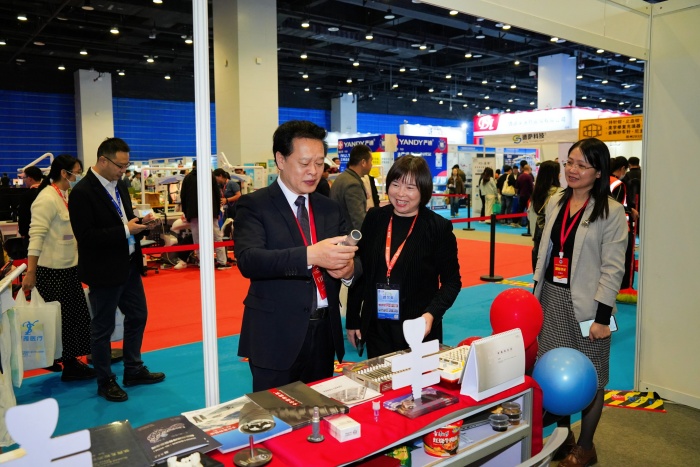 廖红兵经理巡展照 (3).jpg