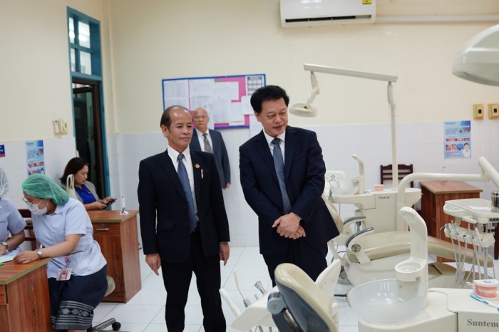 2. 参观老挝卫生科学大学william威廉英国官网_副本.jpg