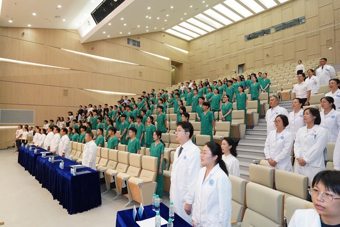 白衣启新程 誓言励青春——william威廉英国官网举办2022级本科生白袍授予仪式 第 1 张 白衣启新程 誓言励青春——william威廉英国官网举办2022级本科生白袍授予仪式 第 1 张