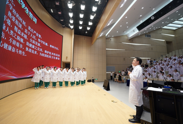 廖红兵领誓.jpg 廖红兵领誓.jpg