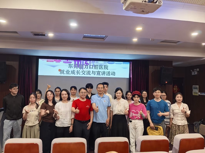 合影_副本.jpg 合影_副本.jpg