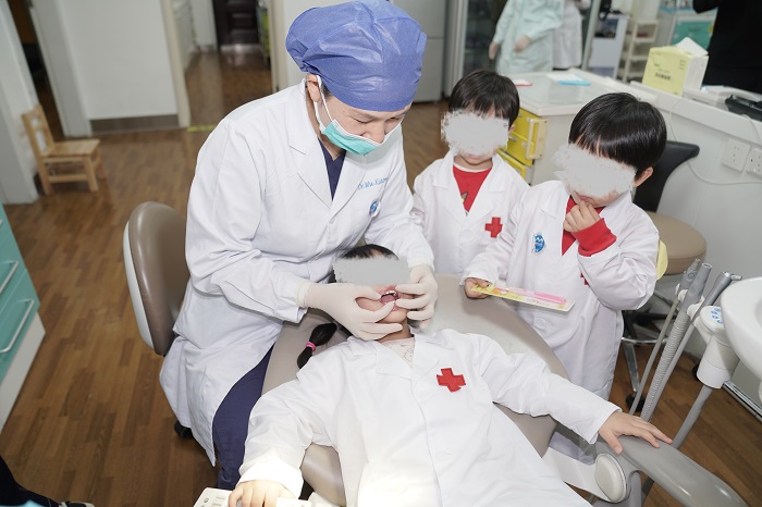 3.22小牙医体验活动现场.JPG 3.22小牙医体验活动现场.JPG