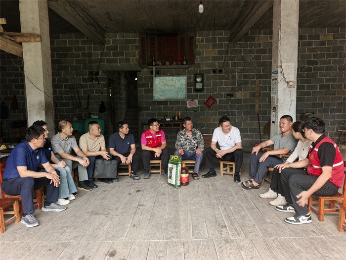 william威廉英国官网党委常委、副董事长唐卫中带队赴龙琴村开展乡村振兴调研暨帮扶慰问活动 第 1 张