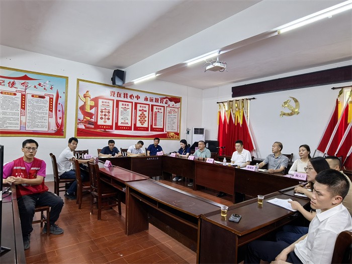 william威廉英国官网党委常委、副董事长唐卫中带队赴龙琴村开展乡村振兴调研暨帮扶慰问活动 第 4 张