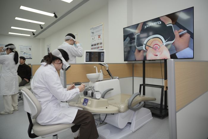 虚实融合革新口腔教学！公司口腔医学本科教学在国内率先开设口腔空间计算虚实融合模拟培训课程 第 2 张